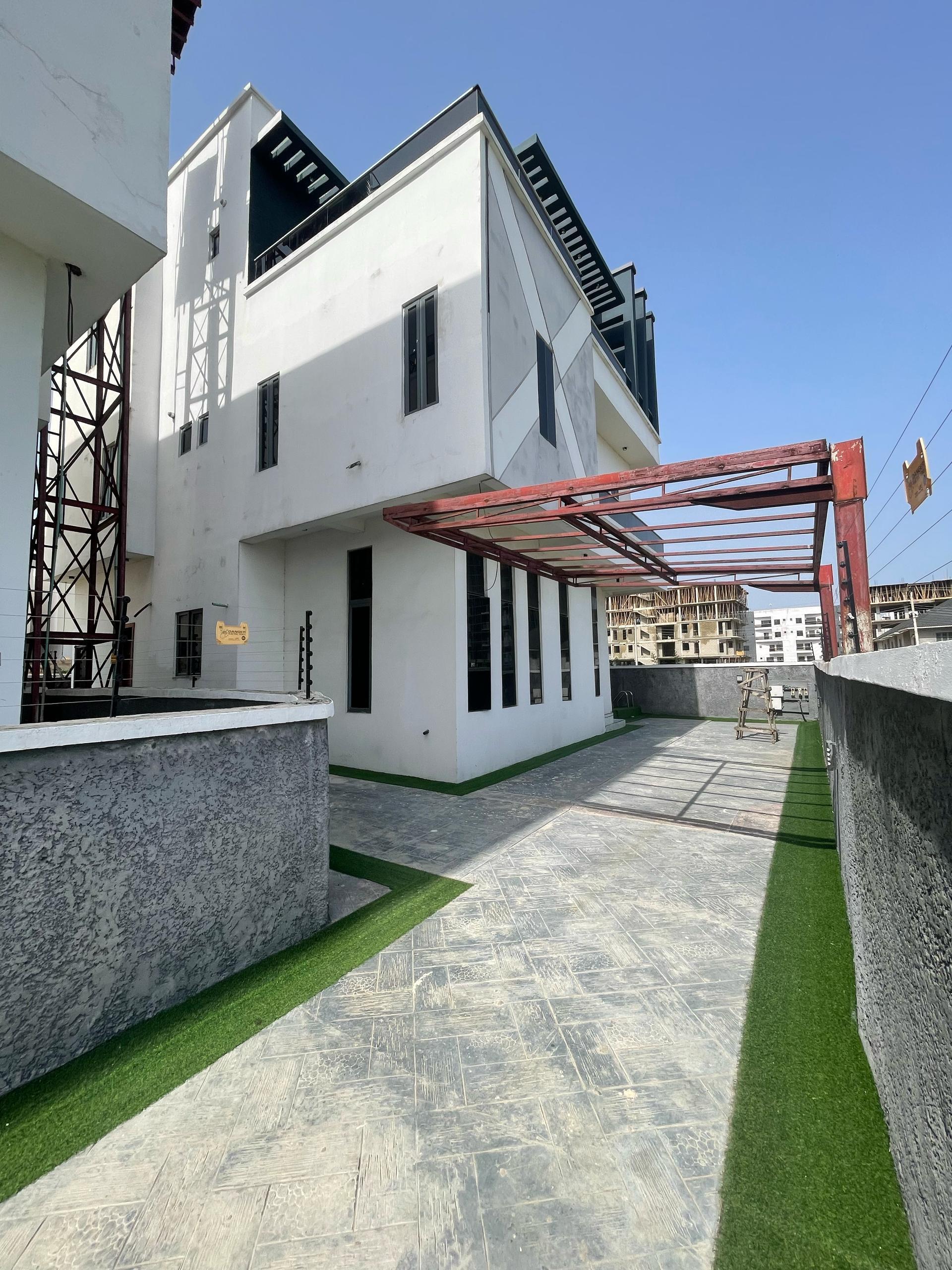 LEKKI, WELL BUILT 5 BEDROOM FULLY DETACHED DUPLEX WITH POOL AND BQ.jpeg